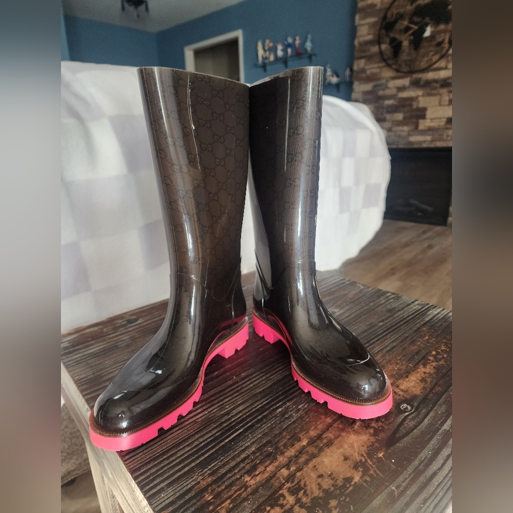 Authentic Gucci Women's Glossy Brown Boots with Pink Soles